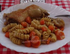 Cuisses de poulet, carottes et pâtes à la bière brune