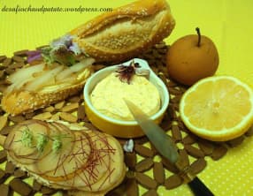 Tartine de poire asiatique sous beurre au citron jaune, quatre épices et aneth