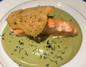 Saumon sur crème de brocolis et sa tuile au parmesan