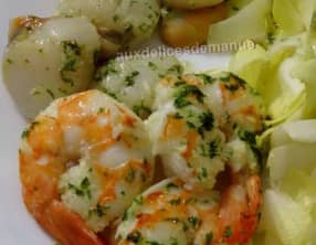 Noix de saint-Jacques et gambas royales poêlées au beurre à l'ail et au persil