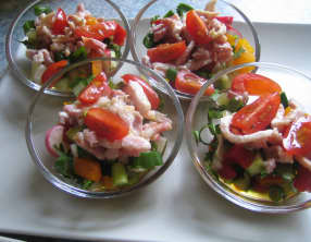 Verrines apéritives campagnardes petits légumes croquants et lardons fumés