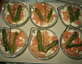 Verrines apéritives asperges, saumon et crème de parmesan