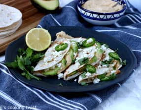 Quesadillas à l'hummus, avocat et feta