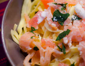 Tagliatelles au saumon fumé, au pamplemousse et à la menthe