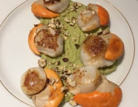 Noix de saint-jacques sur crème de brocolis