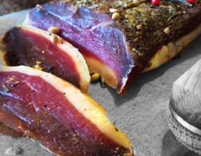 Magret de canard séché aux baies et poivres de Madagascar