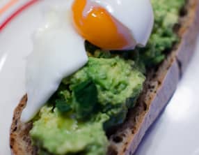 Tartine à l'avocat et son oeuf mollet