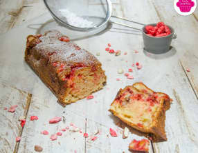 Gâteau moelleux aux pommes et aux pralines roses