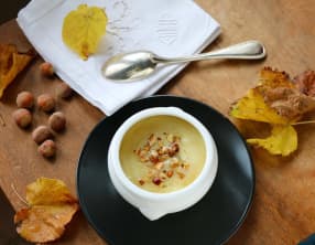 Velouté de céleri rave, noisettes torréfiées et son filet d'huile parfumé