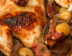 Coquelet rôti au miel, raisins confits et figues