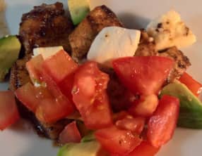 Poulet mariné au vinaigre balsamique et au miel, salade d’avocat