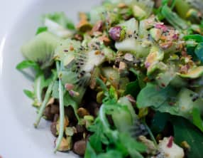 Salade de lentilles, aux kiwis, à la roquette et aux pistaches