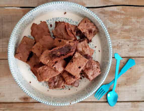 Brownies aux cerises confites et aux noix