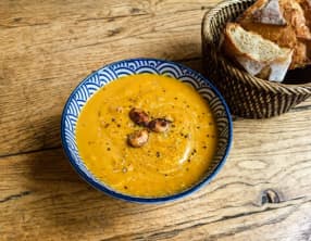 Soupe de potimarron, beterave et lentilles corail