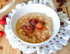 Porridge à la cannelle, cranberries et sirop d'érable