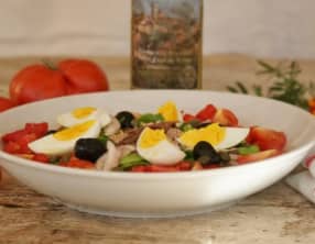 Salade niçoise et son pan bagnat
