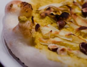 Pizza à l'houmous, aux panais et aux noisettes