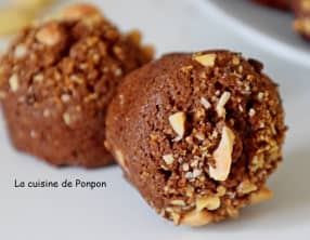 Financier au chocolat garni d'amande et de pralin