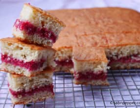 Gâteau au yaourt moelleux et confiture framboises
