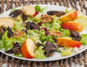 Salade de saison, coulemelles poêlées, pomme et noix