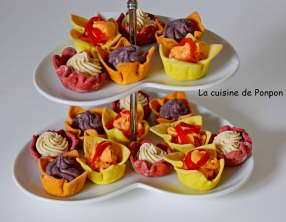 Amuse-bouche à la crème d'anchois, aux poivrons rouges et à la tapenade