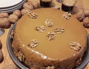 Gâteau moelleux aux noix et au café
