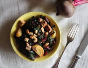 Poêlée de fanes de betteraves, tofu et cacahuètes