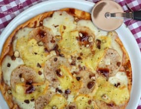 Pizza à la belge aux poires, fromage de Herve, sirop de Liège et noisettes