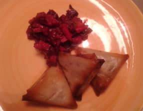 Samosa de boudin noir, salade de betteraves et granny sauce asiatique