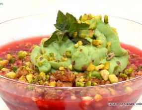 Tartare de fraises au balsamique, crème de pistache et son crumble vanillé.