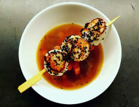Bouillon épicé au gingembre et Saint-Jacques snackées au sésame noir