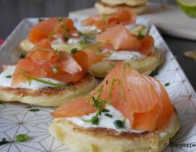 Blinis au saumon fumé, crème de citron vert et gingembre