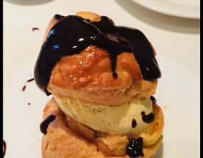 Profiterole glace vanille et sauce chocolat