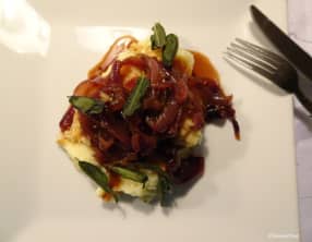 Purée de panais et pommes de terre à la sauce aux oignons