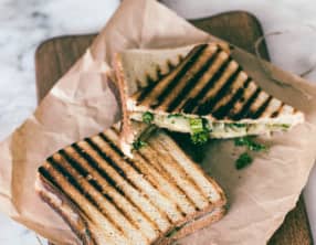 Croque-monsieur au kale et oignons confits