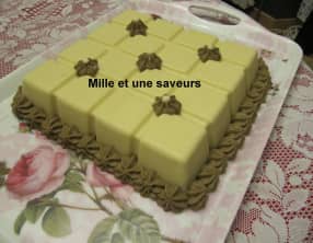 Carré blanc à la mousse chocolat blanc praliné et caramel au beurre salé aux cacahuètes