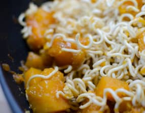 Nouilles chinoises sautées à la courge butternut