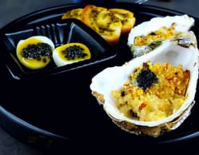 Huître chaude à la vodka et beurre de caviar