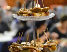 Toasts confit d'ail et oignon déglacé au cassis, boudin blanc