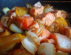 Wok de saumon aux oignons et courgettes jaunes