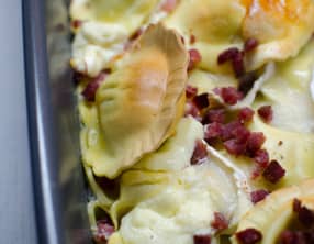 Gratin de ravioles au chèvre et aux lardons