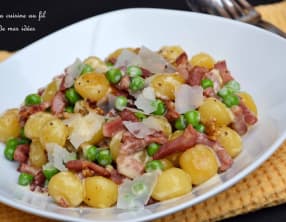 Gnocchis rissolés aux petits pois, lardons fumés et noix