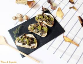 Tartines de pain au levain aux champignons et pesto