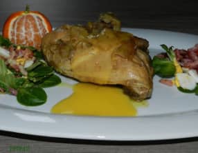 Salade composée d'oreilles de lièvre cuisse de poulet et sauce aux clémentines