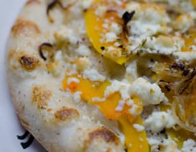 Pizza à la courge butternut et à la feta