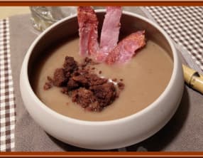 Velouté de pâtisson, marrons et chips de bacon