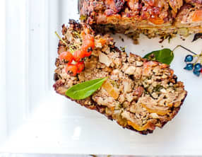 Rôti de Noël aux noix, champignons et petits légumes