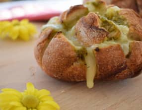 Pain fourré à la Tomme du Jura et au pesto de jeunes pousses d'ortie