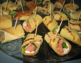 Crêpes farcies au saumon fumé, crudités et fromage blanc