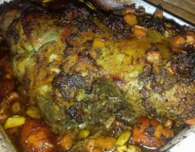 Gigot d'agneau aux 1001 épices, tomates, ail et vin blanc